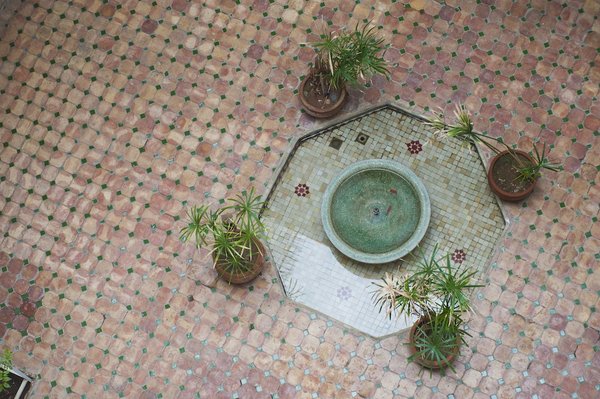 Comment préparer une moto pour la photographie de nuit en milieu urbain ?